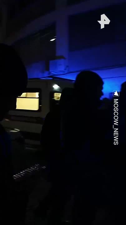 Машина вылетела со второго этажа парковки на юге Москвы и перевернулась, сообщил источник РЕН ТВ