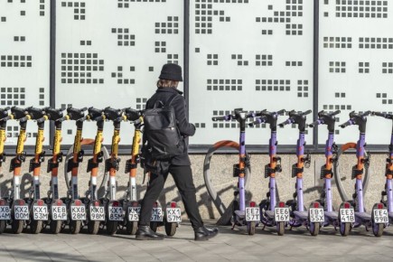 Сезон аренды электросамокатов и велопроката в Москве завершится 14 ноября в 22:00 в целях безопасности в связи с ожидающимся похолоданием, сообщает Департамент транспорта столицы