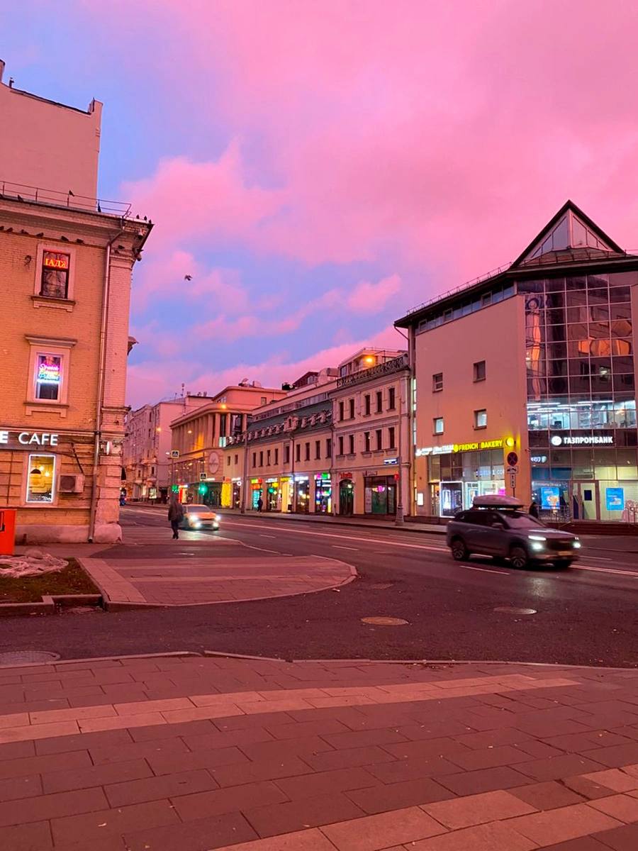 Высокая влажность воздуха при восходе солнца стала причиной фиолетового неба над Москвой этим утром: Высокая влажность воздуха при восходе солнца стала причиной фиолетового неба над Москвой этим утром: