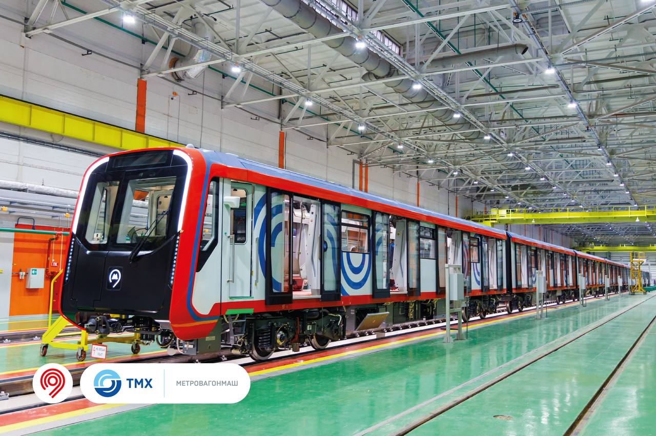 Сборка нового поезда "Москва-2026" завершена, скоро его начнут испытывать в метро столицы, сообщил дептранс