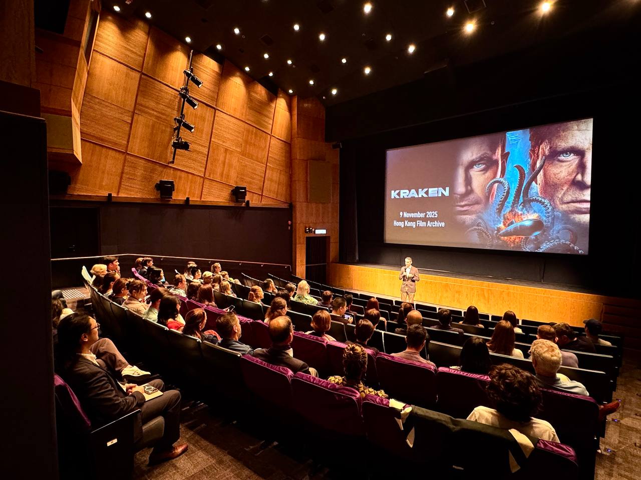 В Гонконге отметили День народного единства кинопоказом