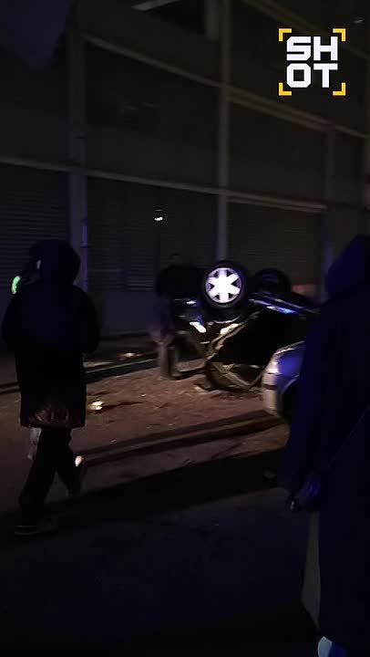 «Ниссан» с водителем и пассажиром вылетел с третьего этажа парковки в Москве