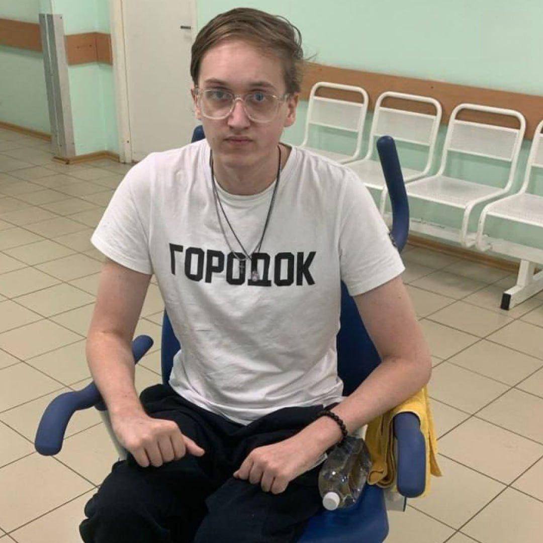 У парня отказали ноги из-за энергетиков — 22-летний Артём пил их 8 лет, так как не высыпался из-за компьютерных игр