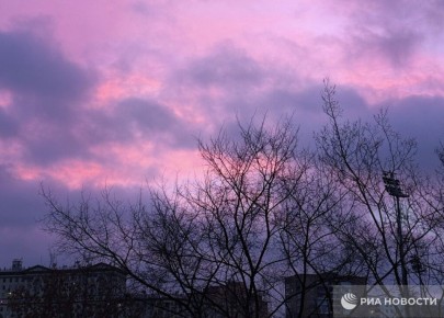 Фиолетовый окрас неба на восходе в Москве не был зловещим предзнаменованием, но синоптики всё же не сулят ничего хорошего – такое явление, вероятно, означает скорое резкое похолодание