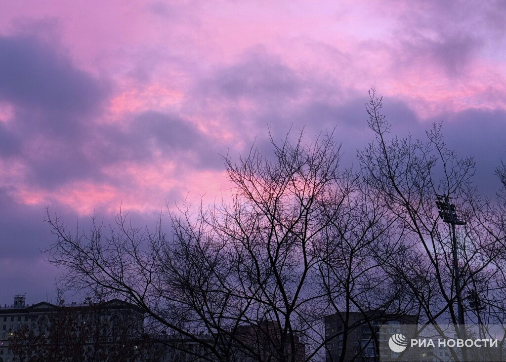 Фиолетовый окрас неба на восходе в Москве не был зловещим предзнаменованием, но синоптики всё же не сулят ничего хорошего – такое явление, вероятно, означает скорое резкое похолодание
