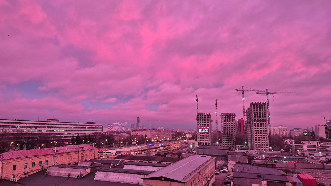 Высокая влажность воздуха при восходе солнца стала причиной фиолетового неба над Москвой этим утром: Высокая влажность воздуха при восходе солнца стала причиной фиолетового неба над Москвой этим утром: