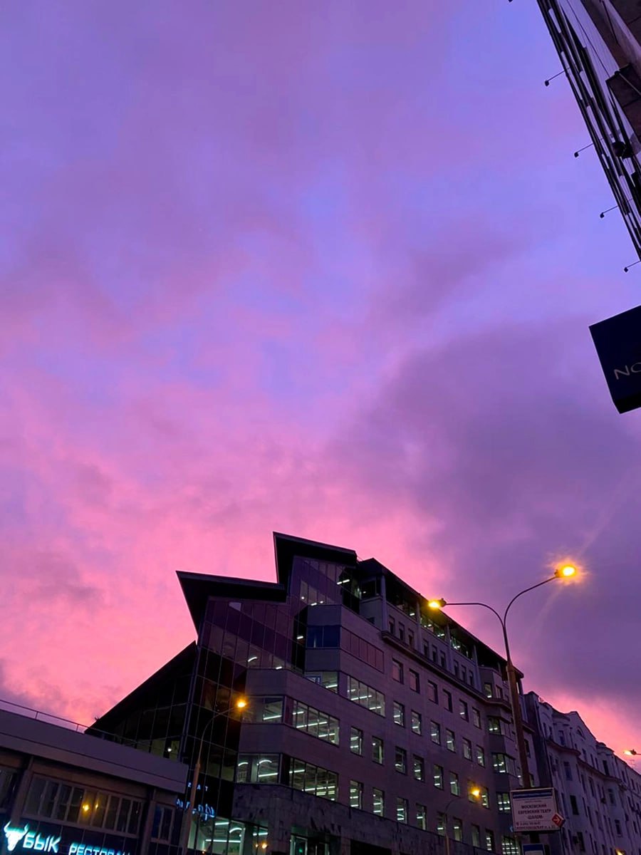 Ранним утром жители Москвы могли наблюдать фиолетово-красное небо Ранним утром жители Москвы могли наблюдать фиолетово-красное небо