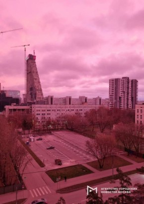 Розовый рассвет, который наблюдали жители Москвы в пятницу, предвещает резкое ухудшение погоды, сообщил синоптик Евгений Тишковец