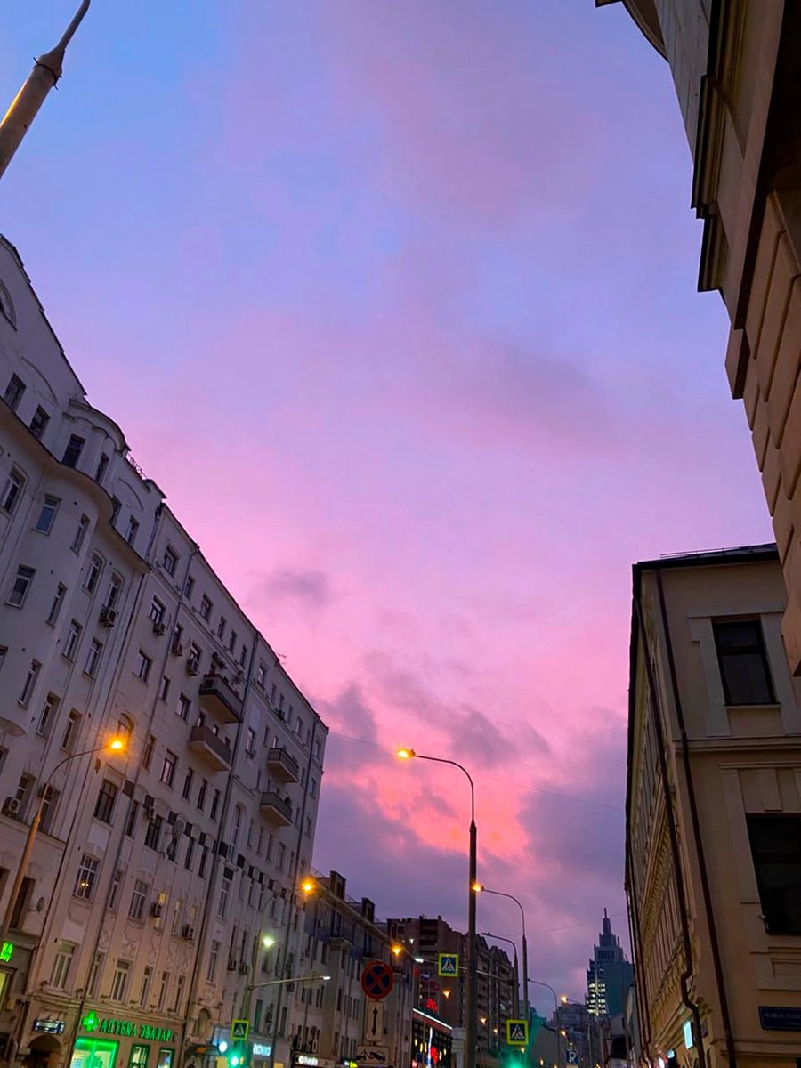 Ранним утром жители Москвы могли наблюдать фиолетово-красное небо Ранним утром жители Москвы могли наблюдать фиолетово-красное небо