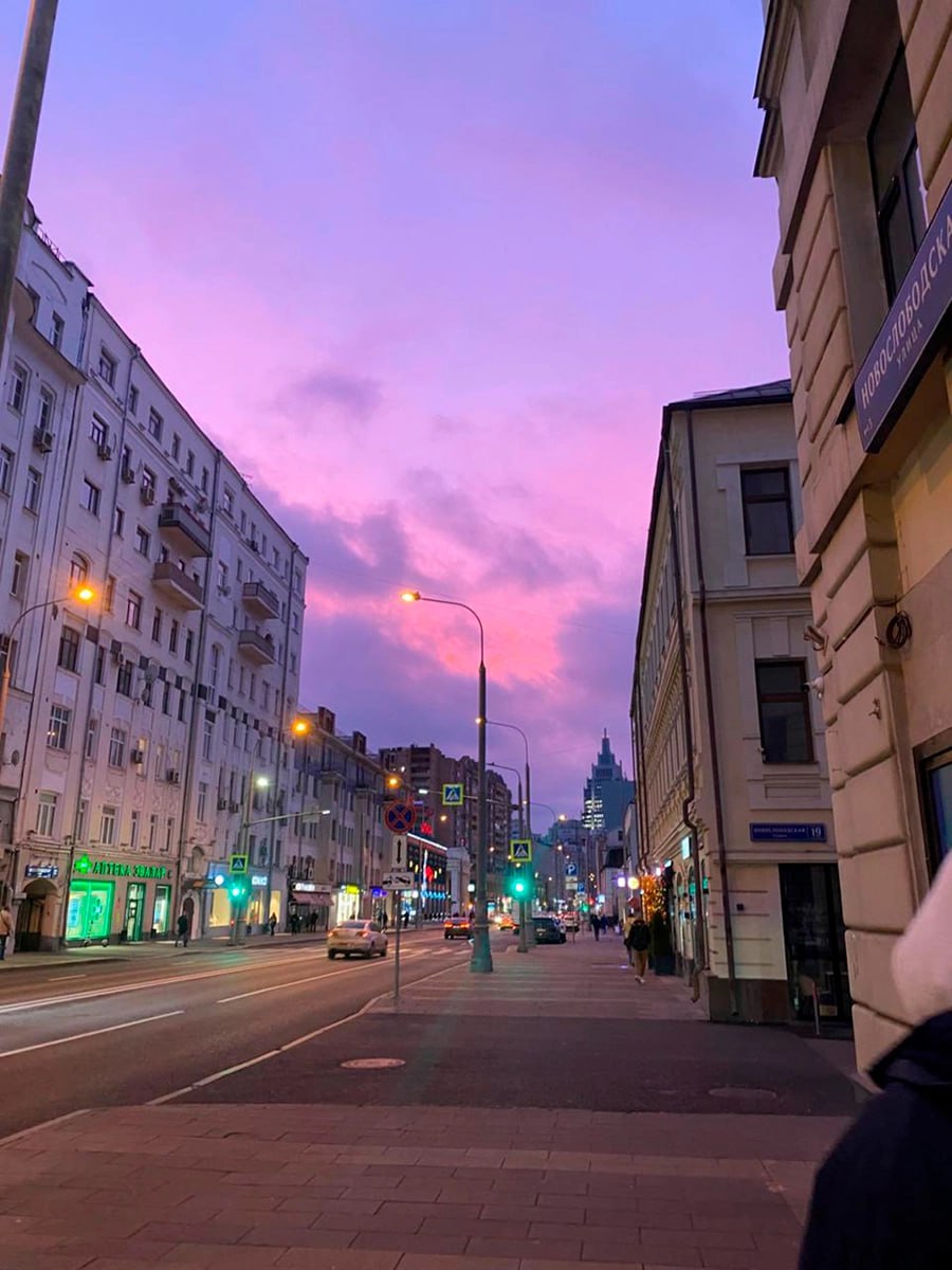 Ранним утром жители Москвы могли наблюдать фиолетово-красное небо