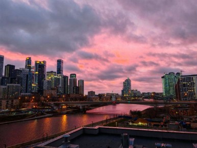 Со всех концов Москвы к нам летит невероятный розовый рассвет