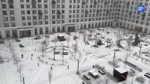 Москву и область продолжает засыпать снегом: корреспонденты URA.RU поделились кадрами