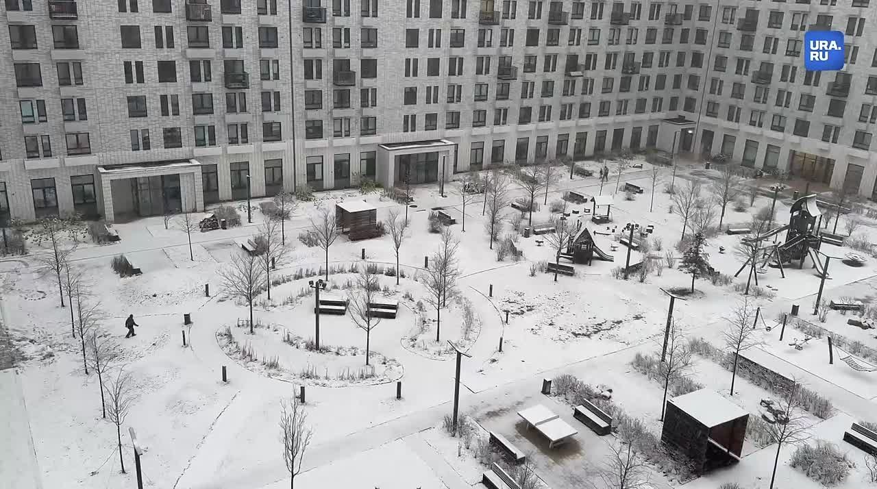 Москву и область продолжает засыпать снегом: корреспонденты URA.RU поделились кадрами