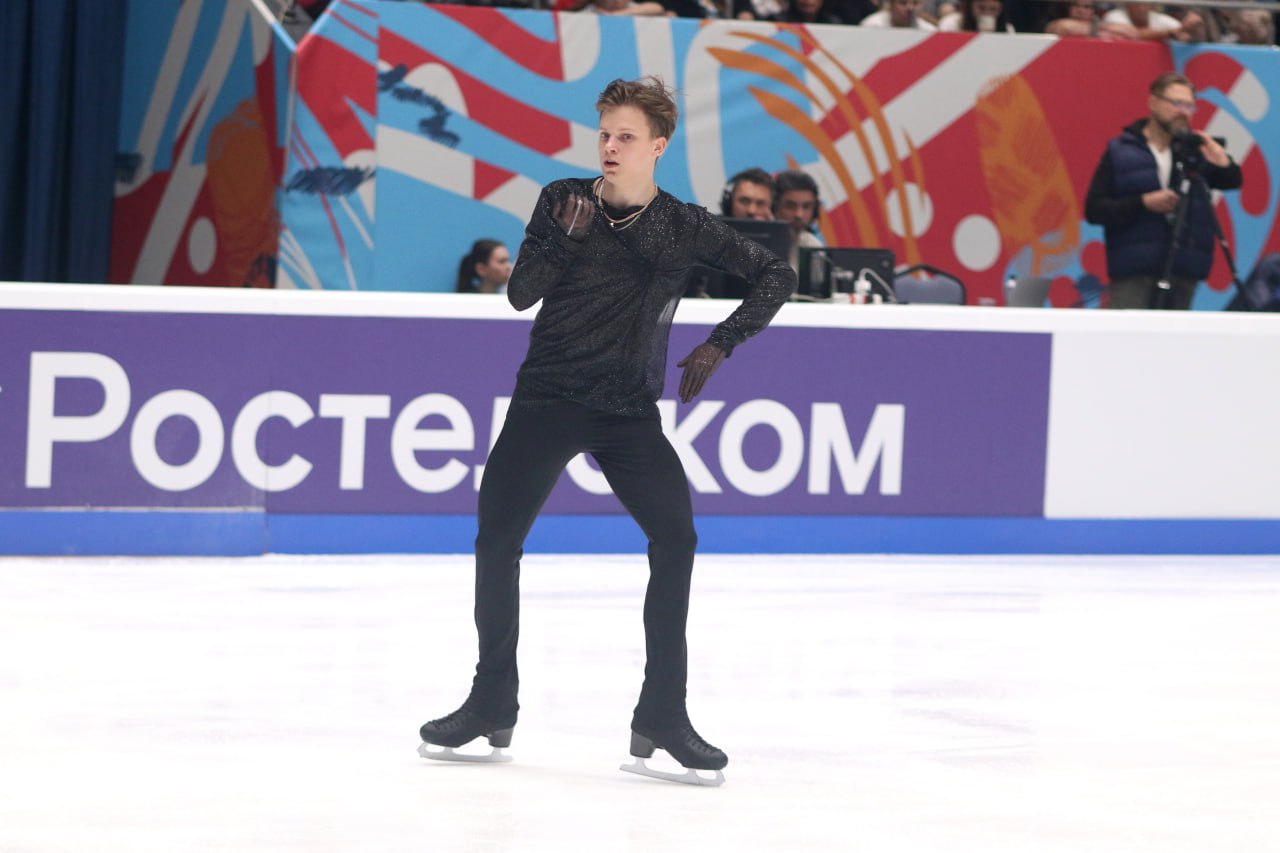 Евгений Семененко лидирует после короткой программы на четвертом этапе Гран-при России по фигурному катанию, который проходит в Москве