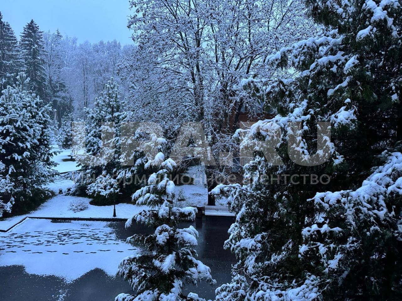 Москву и область продолжает засыпать снегом: корреспонденты URA.RU поделились кадрами Москву и область продолжает засыпать снегом: корреспонденты URA.RU поделились кадрами