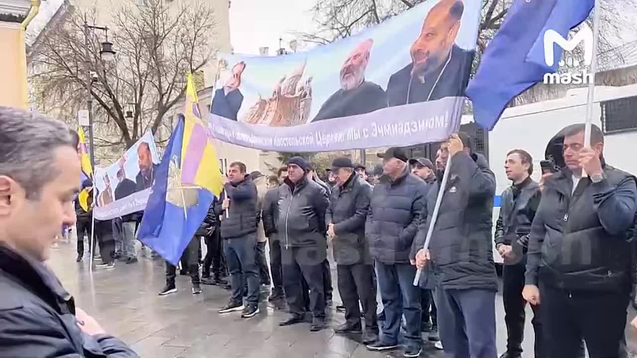 "Мы пришли требовать свободу нашим священникам, свободу нашим епископам, свободу нашим прихожанам, свободу национальному благотворителю Самвелу Карапетяну"