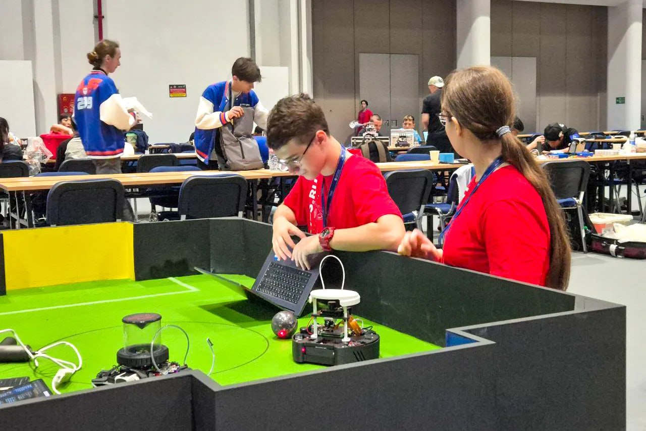 Трое школьников из Москвы взяли первое место на международном чемпионате RoboCup в Абу-Даби Трое школьников из Москвы взяли первое место на международном чемпионате RoboCup в Абу-Даби