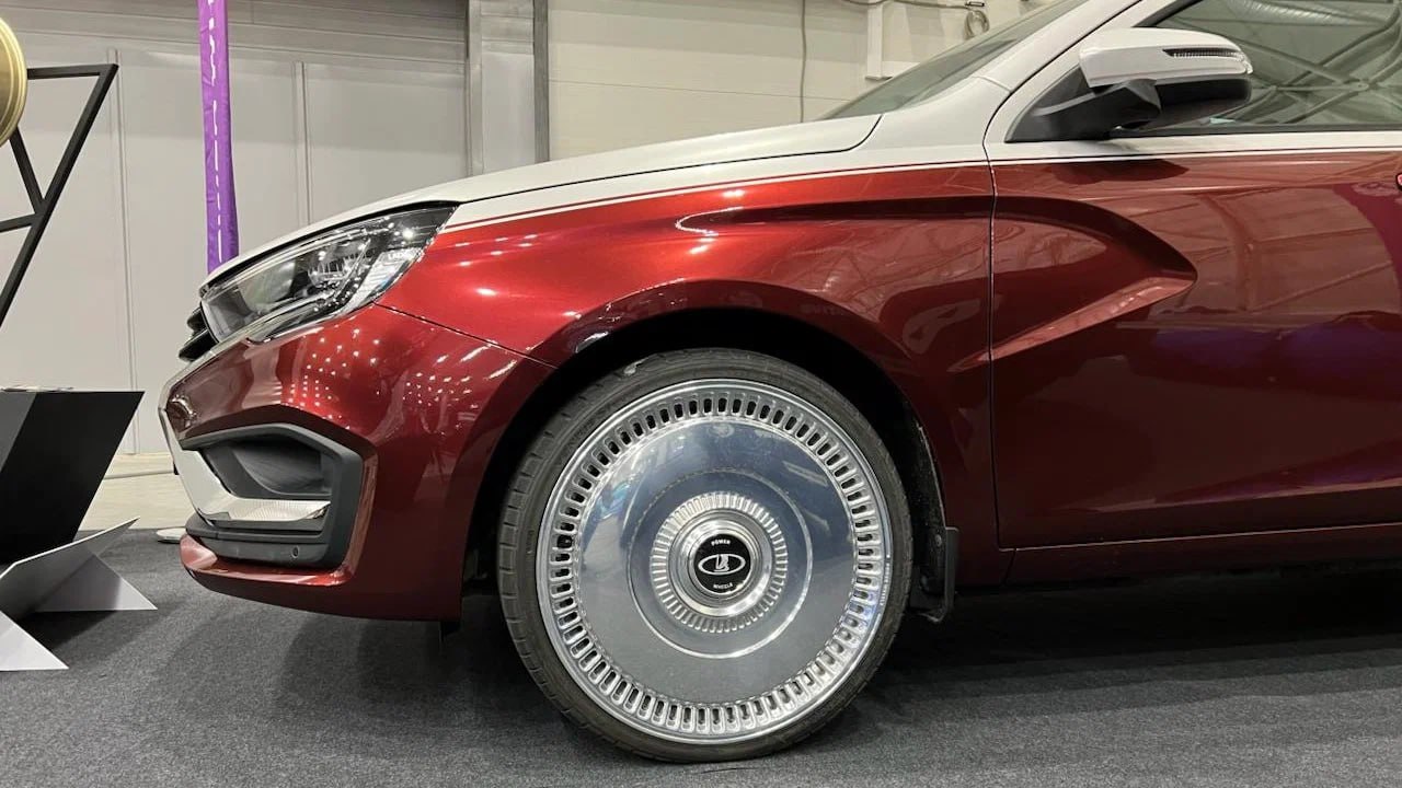 «“Я чуть не перепутал Lada с Maybach”, — сказал никто и никогда. Впрочем, ровно до этого момента» «“Я чуть не перепутал Lada с Maybach”, — сказал никто и никогда. Впрочем, ровно до этого момента»