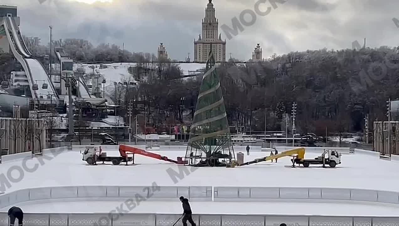 Самая зимняя суета у «Лужников»: на главной площади комплекса монтируют каток и новогоднюю ёлку