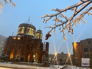 Первый снег в Москве.. Около 30% месячной нормы осадков выпадет в столице в субботу. По области ночью температура может опускаться до минус 8 градусов, сообщил ТАСС научный руководитель Гидрометцентра Вильфанд