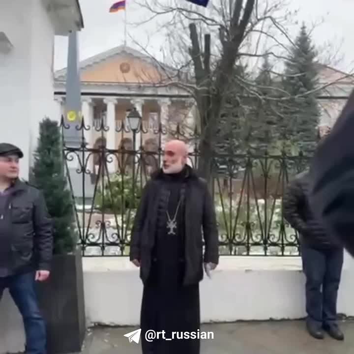 Армянская церковь в России выступила против действий властей Еревана, которые устраивают гонения на священников апостольской церкви