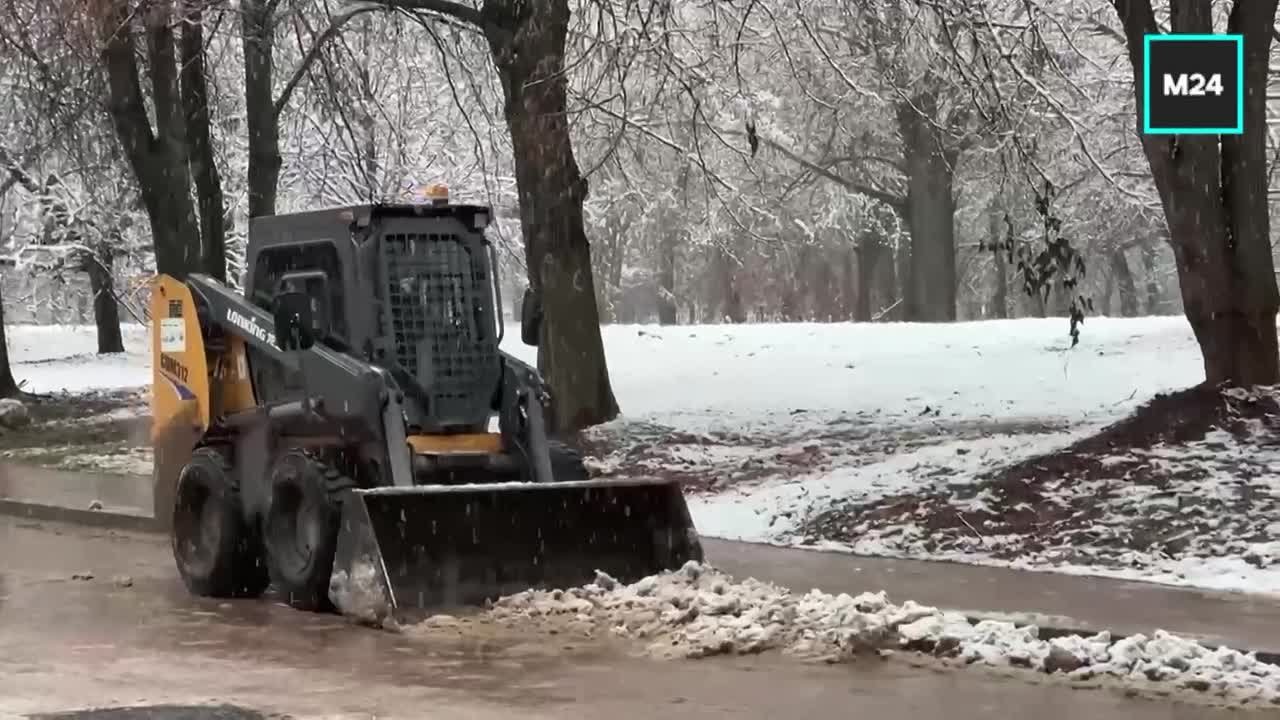 Пока горожане превращают первый снег в снеговиков, коммунальщики вышли на тропу суровой уборки