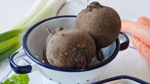 Современные хозяйки не варят свеклу по 2 часа: нашли хитрый способ сократить время