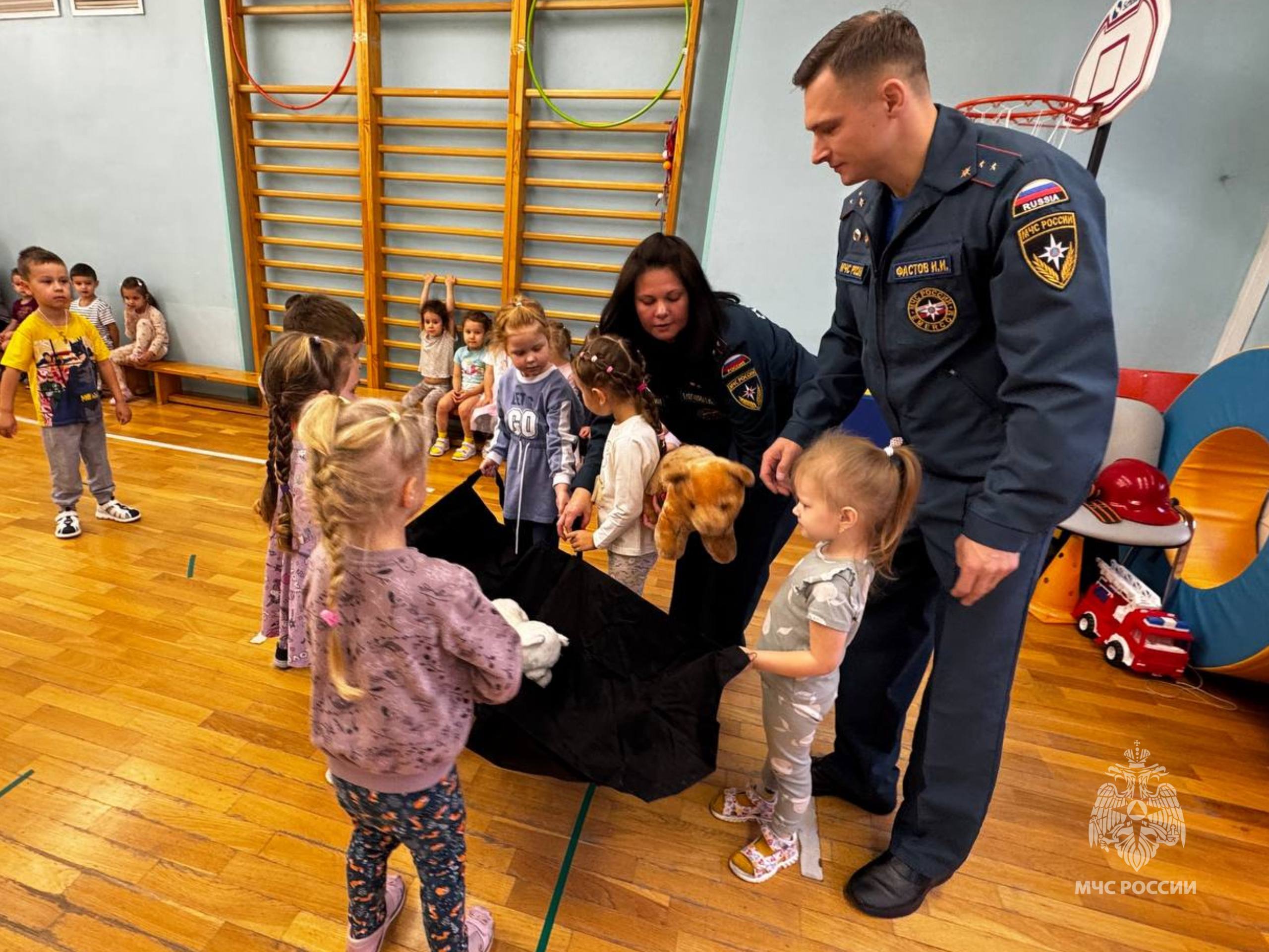 Сотрудники МЧС России в гостях у дошколят Сотрудники МЧС России в гостях у дошколят