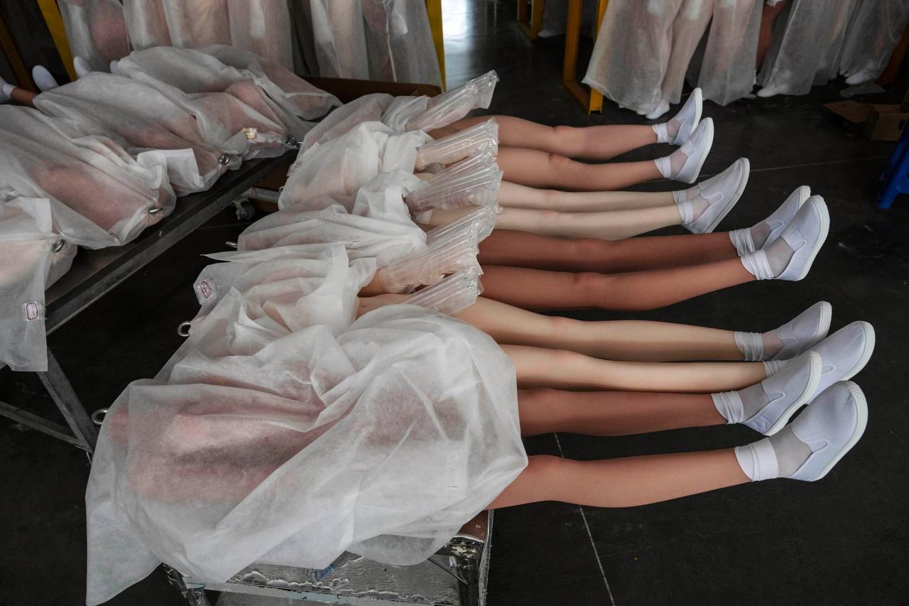 С идеальными пропорциями и не выносит мозг: Китай выпускает огромные партии футуристических «любовных кукол» С идеальными пропорциями и не выносит мозг: Китай выпускает огромные партии футуристических «любовных кукол»