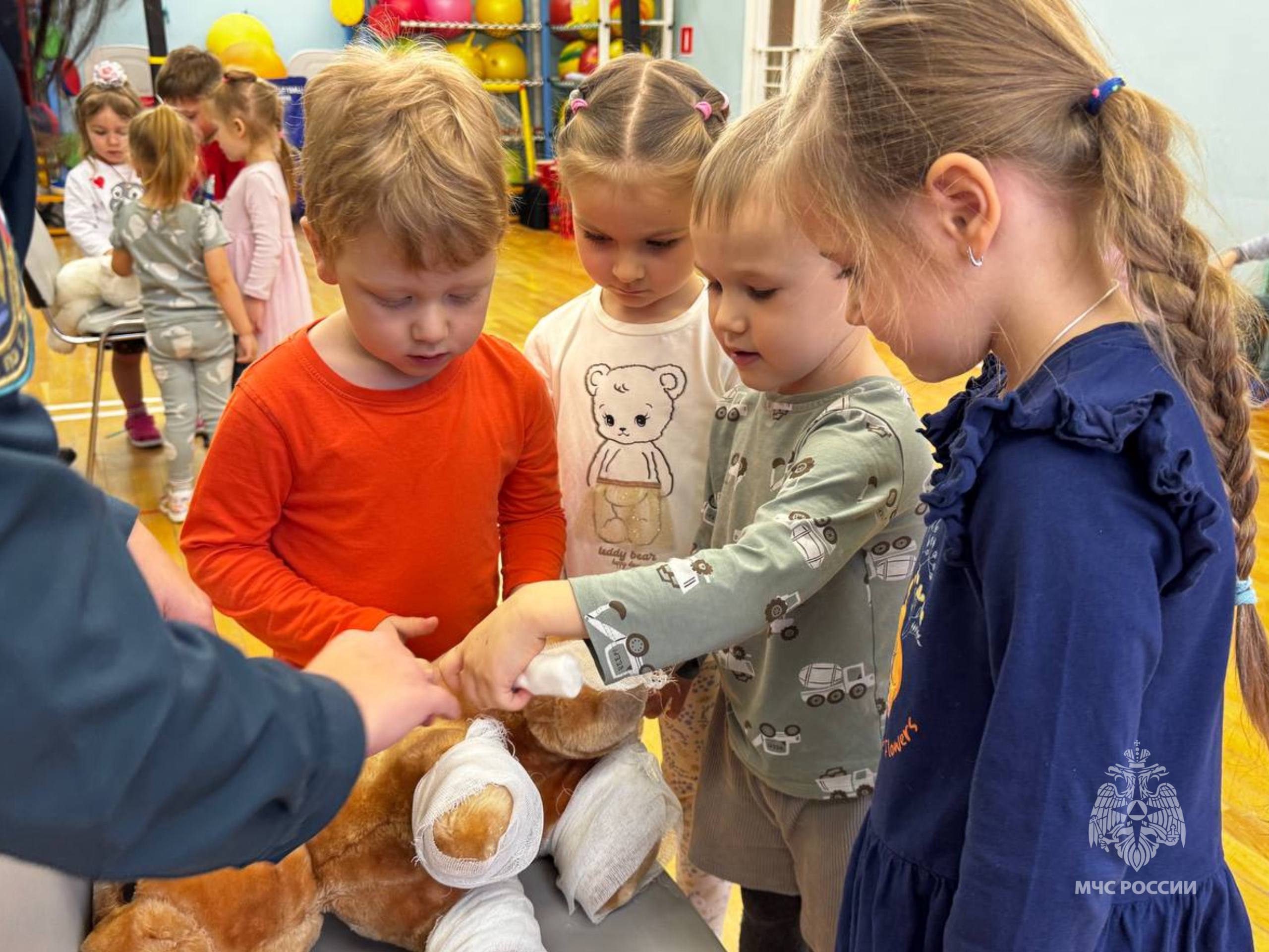 Сотрудники МЧС России в гостях у дошколят Сотрудники МЧС России в гостях у дошколят