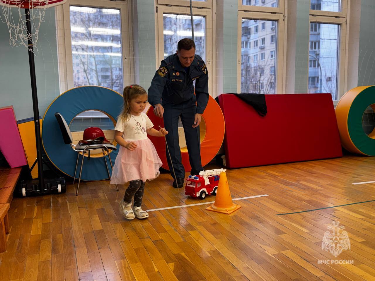 Сотрудники МЧС России в гостях у дошколят Сотрудники МЧС России в гостях у дошколят