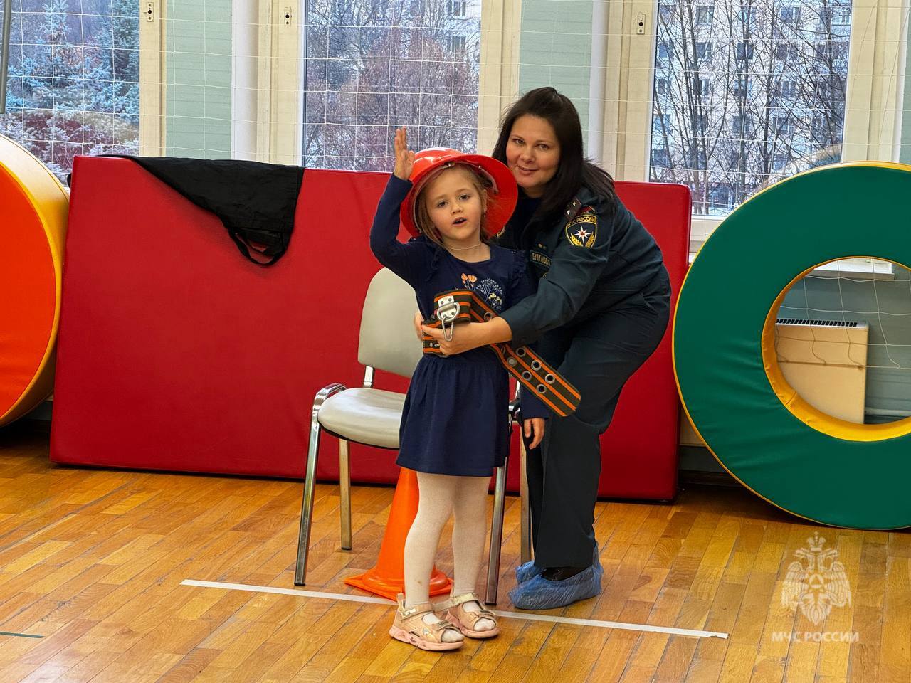 Сотрудники МЧС России в гостях у дошколят Сотрудники МЧС России в гостях у дошколят