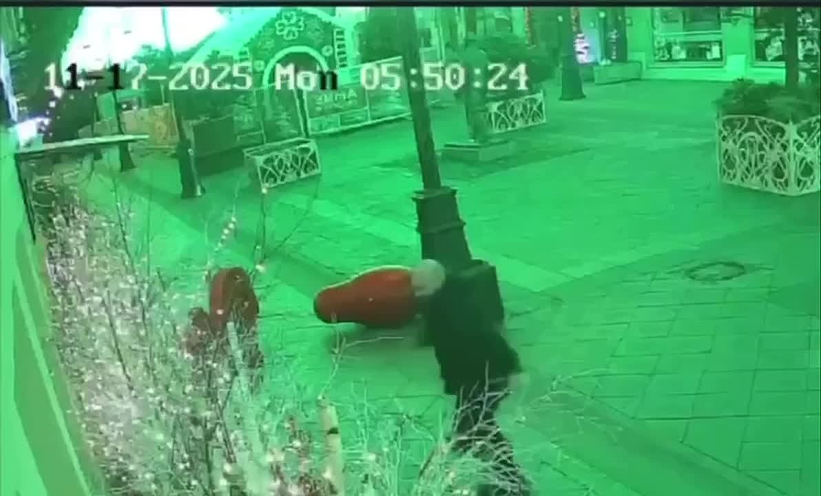 Увы, не каждый готов принять всю красоту и атмосферу праздника, предпочитая освободиться от ненужных глазу украшений путём физкультуры