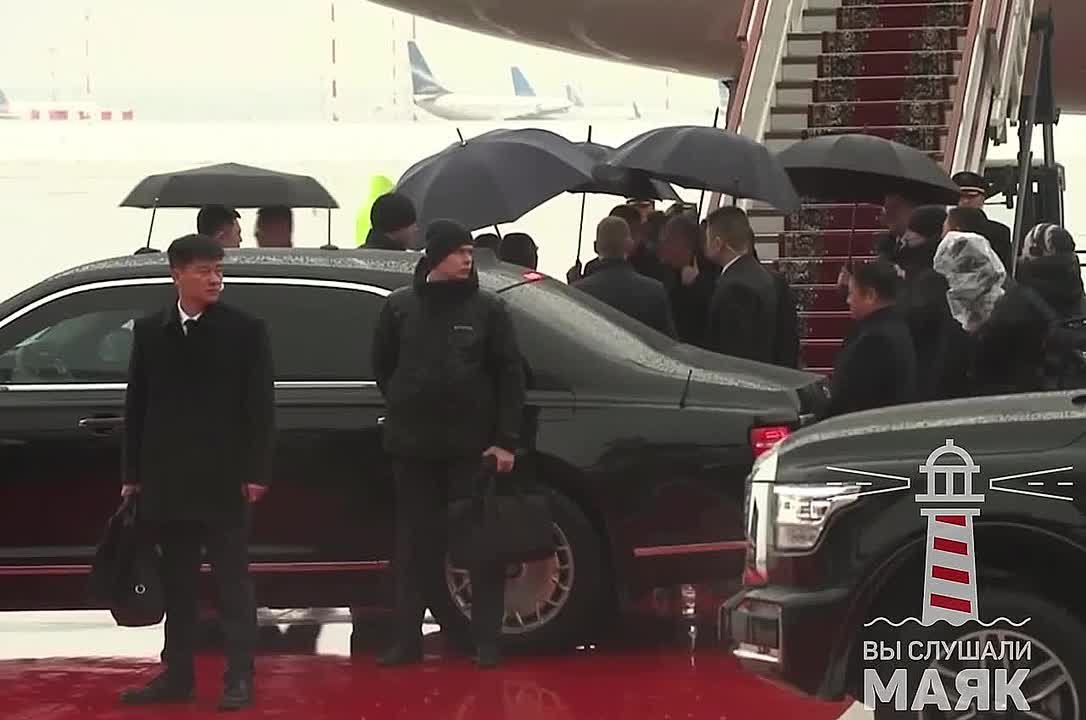 Премьер Госсовета КНР Ли Цян прилетел в Москву