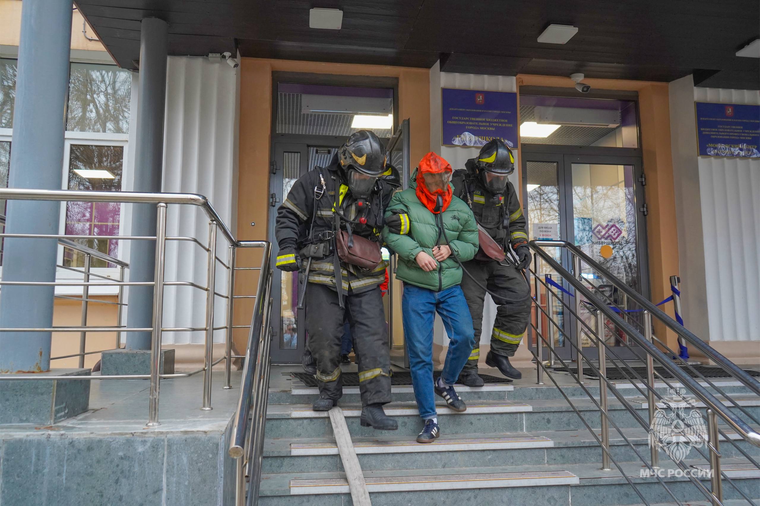 Представители МЧС России провели профилактическое занятие для учащихся школы №2200 Представители МЧС России провели профилактическое занятие для учащихся школы №2200