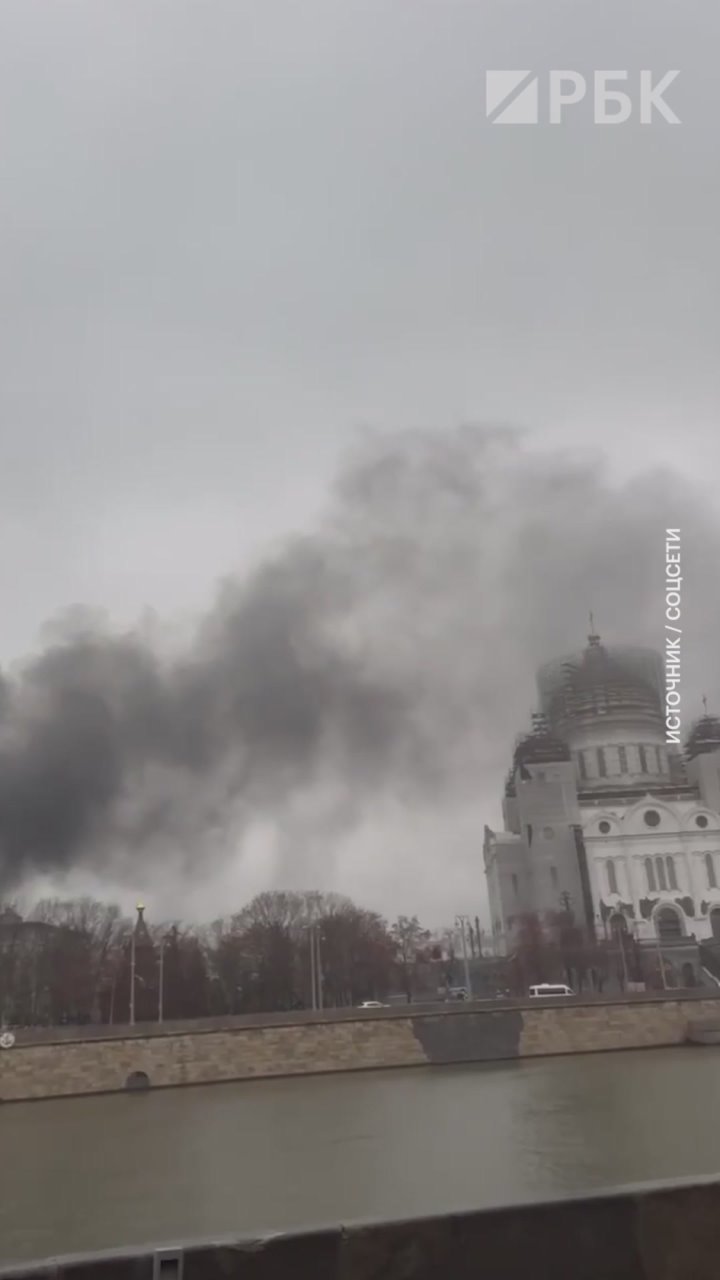 Возгорание произошло в строящемся пятиэтажном здании вблизи Храма Христа Спасителя в Соймоновском проезде в центре Москвы, сообщает столичное управление МЧС