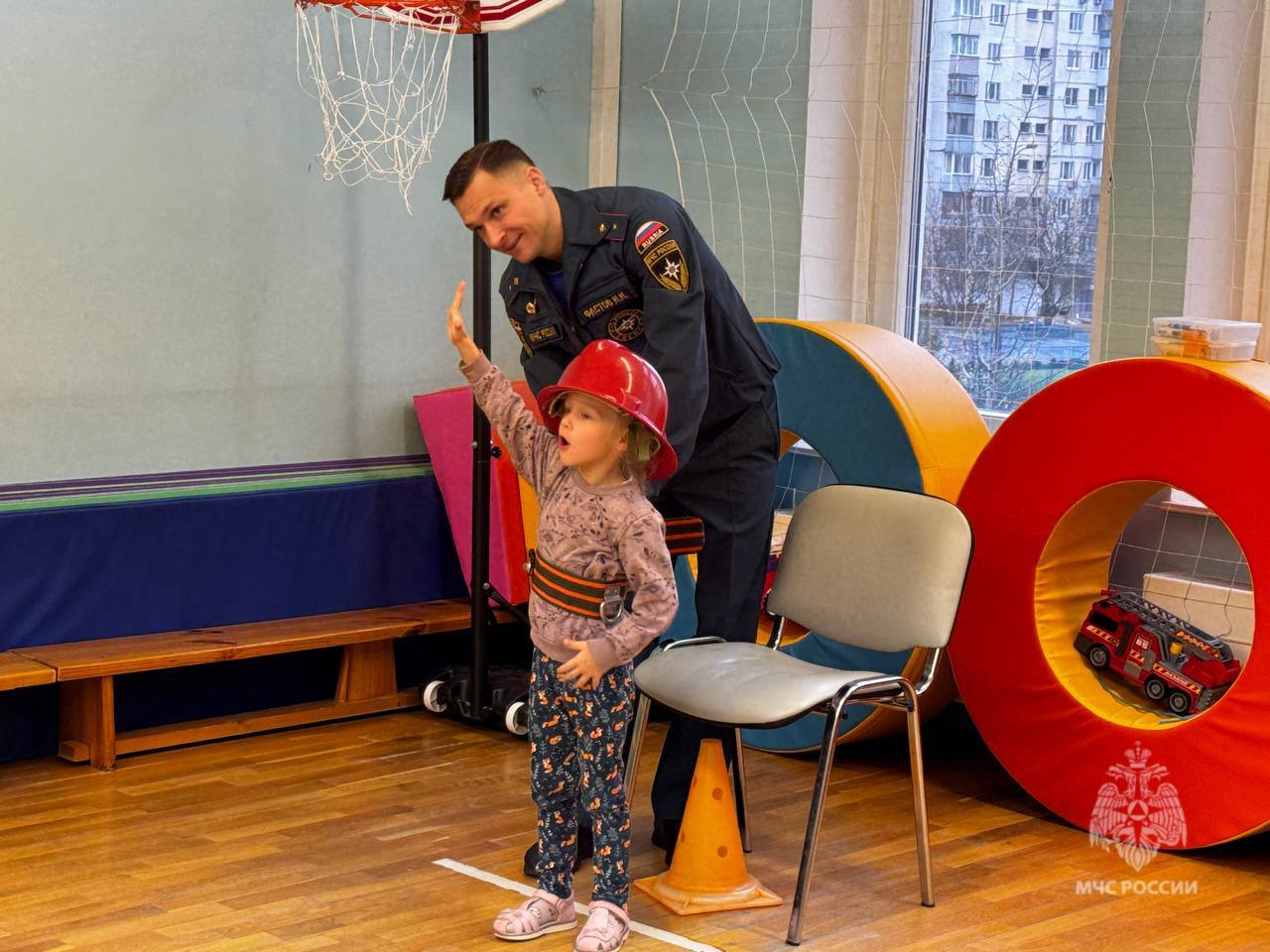 Сотрудники МЧС России в гостях у дошколят Сотрудники МЧС России в гостях у дошколят