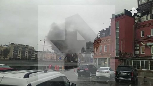 Стройматериалы загорелись в центре Москвы, сообщает источник РЕН ТВ