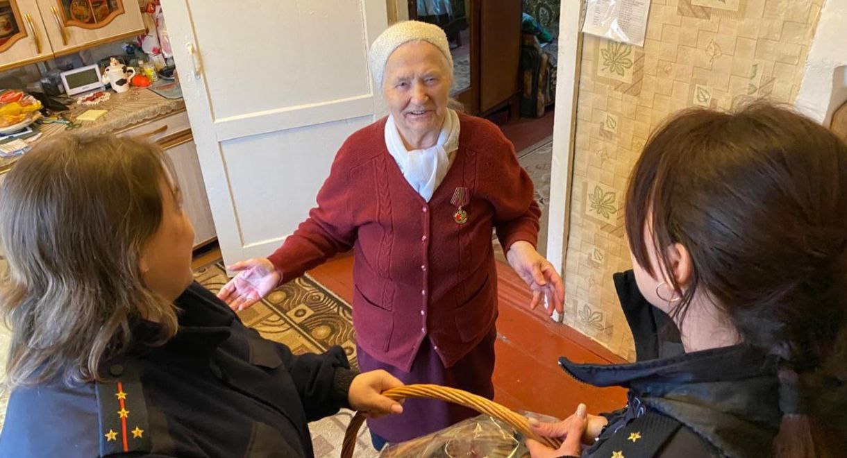 Сотрудники ЛОП на железнодорожной станции Дмитров навестили ветерана МВД