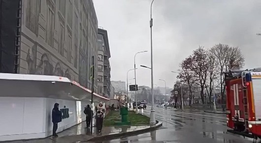Строящаяся пятиэтажка загорелась в Соймоновском проезде в Москве