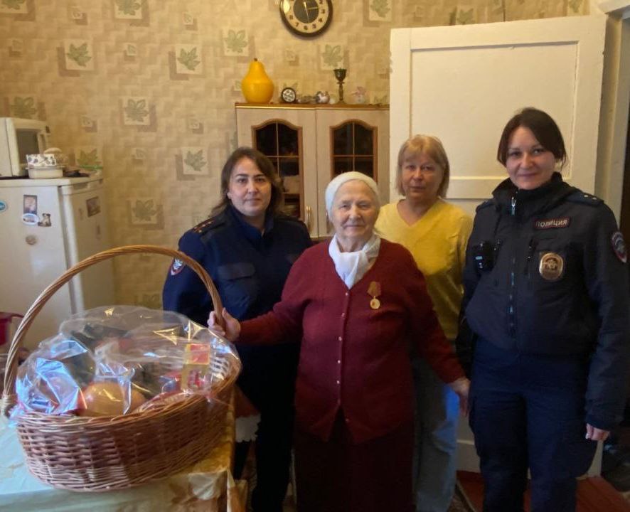 Сотрудники ЛОП на железнодорожной станции Дмитров навестили ветерана МВД Сотрудники ЛОП на железнодорожной станции Дмитров навестили ветерана МВД