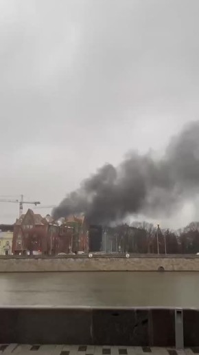 Строящаяся пятиэтажка загорелась в Москве