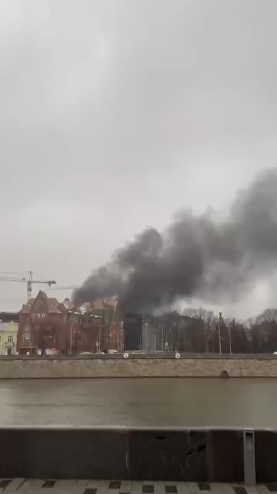 Строящаяся пятиэтажка загорелась в Москве