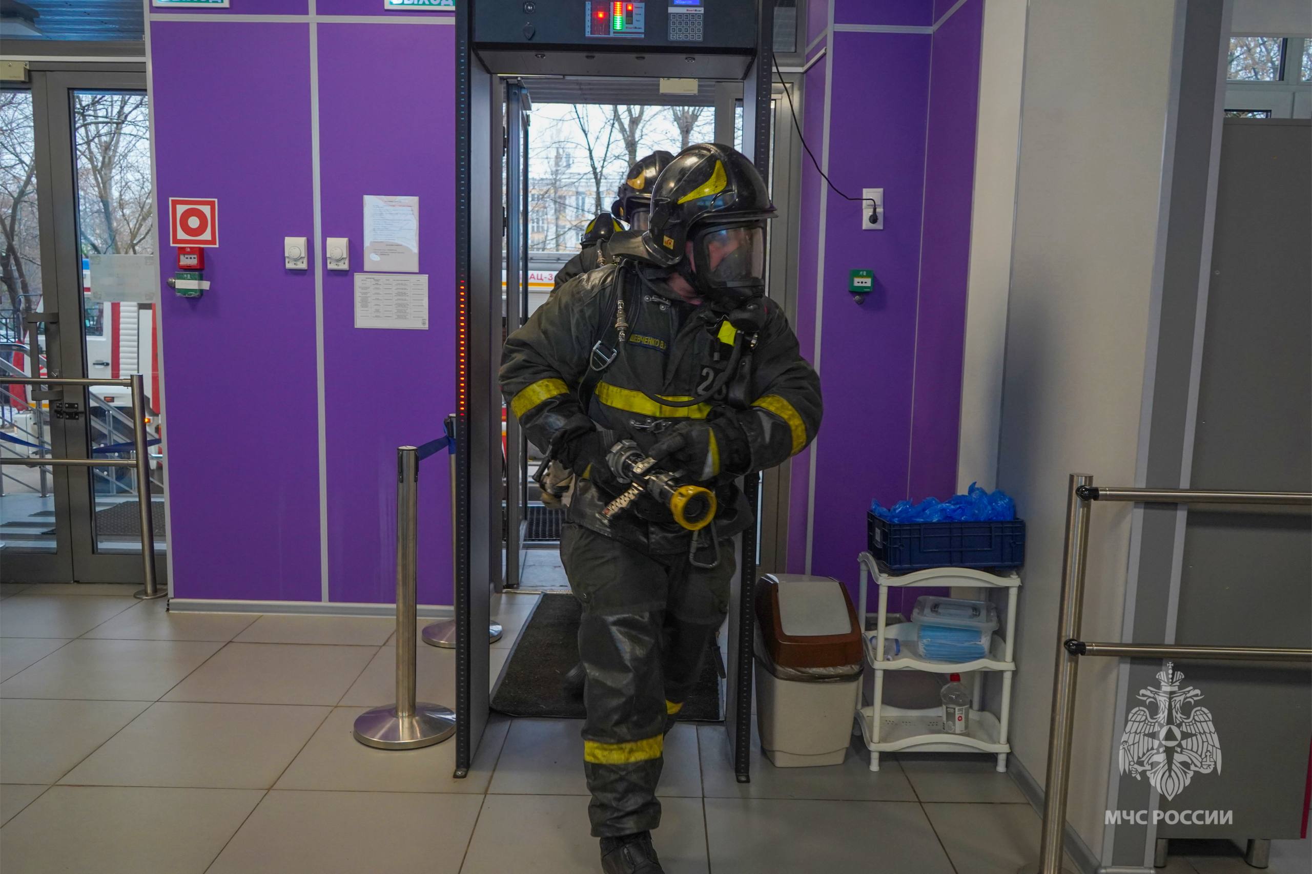 Представители МЧС России провели профилактическое занятие для учащихся школы №2200 Представители МЧС России провели профилактическое занятие для учащихся школы №2200