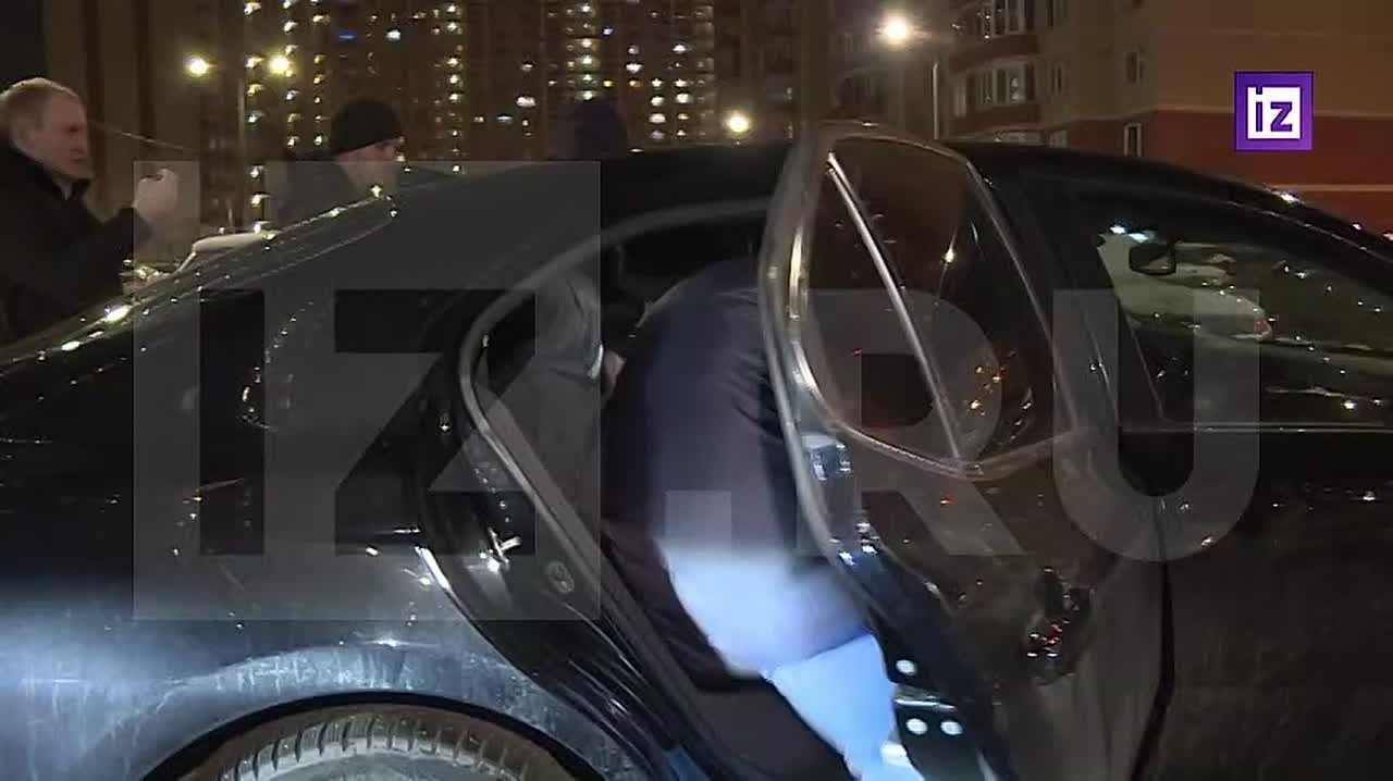 Мать убитого шестилетнего мальчика вывели из подъезда полицейские