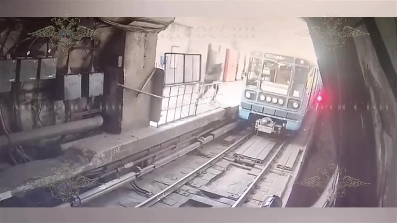 Восемь суток ареста получили два любопытных пассажира за проникновение в тоннель на станции «Белорусская»