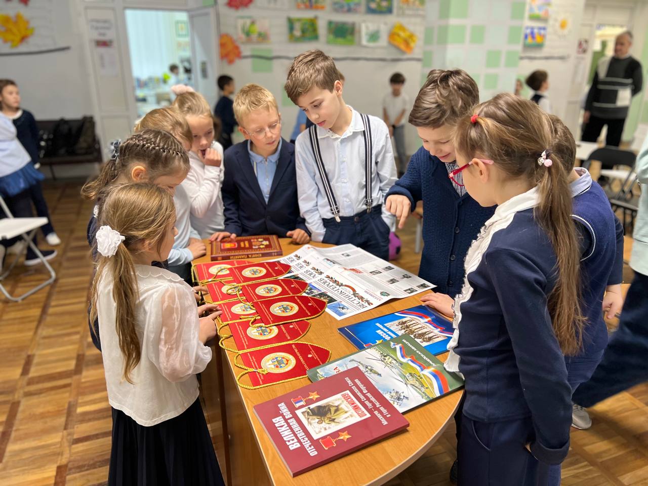 Герой Российской Федерации, депутат МГД Аркадий Корольков (фракция партии «Единая Россия») провел «Урок мужества» в столичной школе №2086 Герой Российской Федерации, депутат МГД Аркадий Корольков (фракция партии «Единая Россия») провел «Урок мужества» в столичной школе №2086