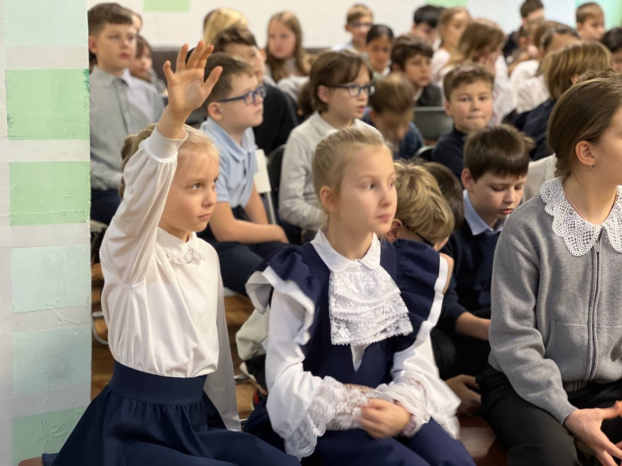 Герой Российской Федерации, депутат МГД Аркадий Корольков (фракция партии «Единая Россия») провел «Урок мужества» в столичной школе №2086 Герой Российской Федерации, депутат МГД Аркадий Корольков (фракция партии «Единая Россия») провел «Урок мужества» в столичной школе №2086