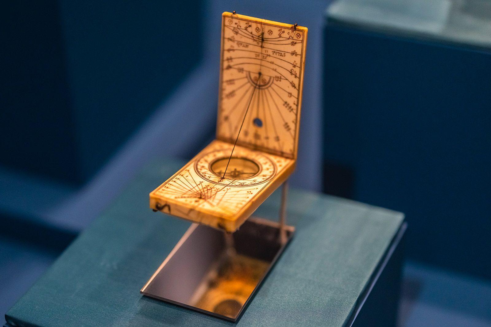 Более 100 механизмов и графических изображений можно увидеть на выставке «Тайна идущего времени» Более 100 механизмов и графических изображений можно увидеть на выставке «Тайна идущего времени»