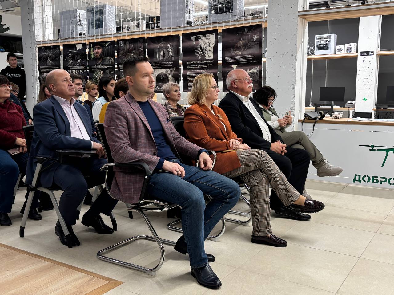 Черно-белая фотография, или девочка с буханкой хлеба Черно-белая фотография, или девочка с буханкой хлеба